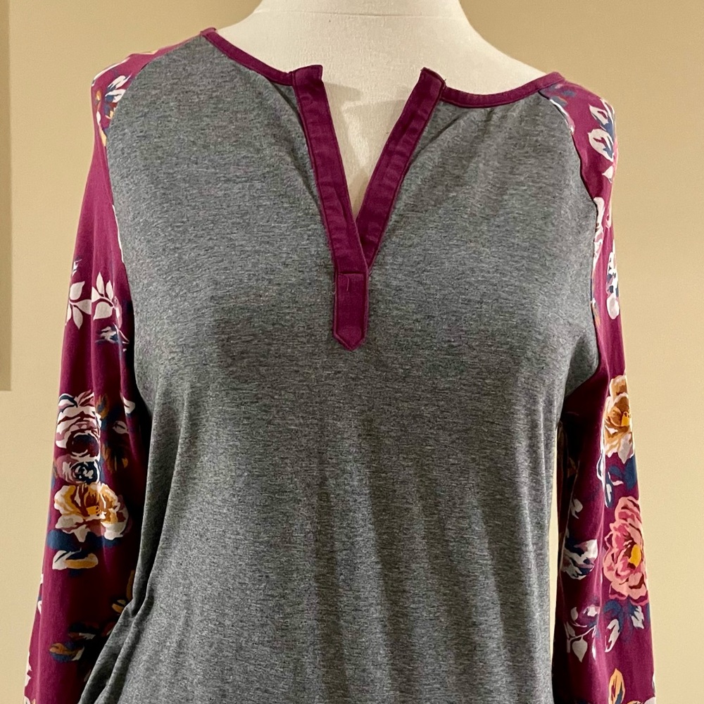 MATILDA JANE Gray with floral long sleeve knit shirt women size Medium EUC